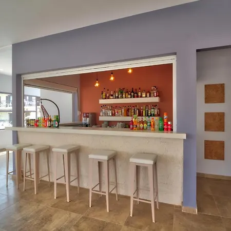 Two Brothers & Apts Hotel de apartamente